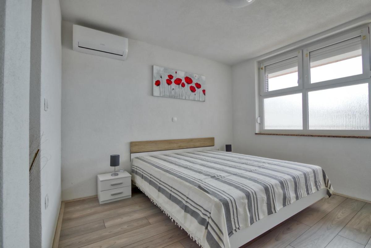 Apartment Marina With Sea View Pula Buitenkant foto